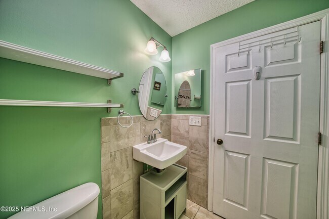 Building Photo - 185 Hawthorn Hedge Ln