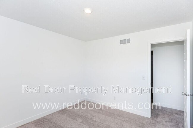 Building Photo - 1564 Mitis St