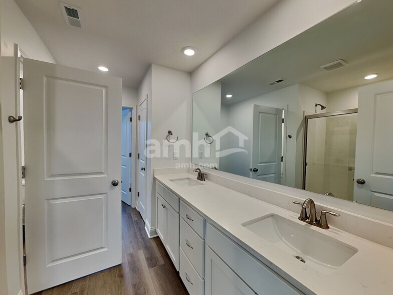 Building Photo - 318 Pne Hl Ct