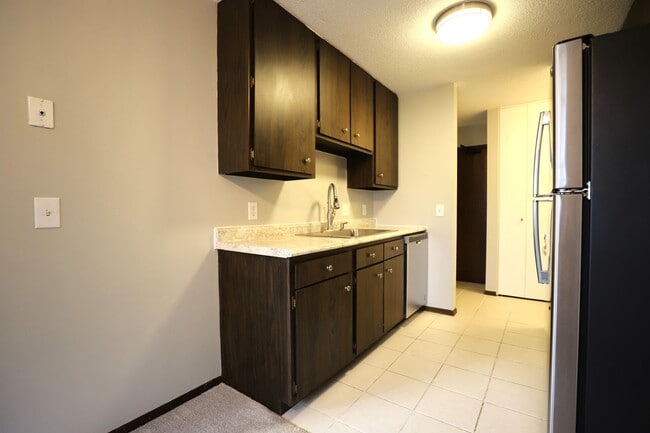 Building Photo - Cedarwood Condos - Cable, Internet & Under...