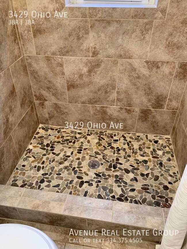Building Photo - Beautifully Renovated Townhouse