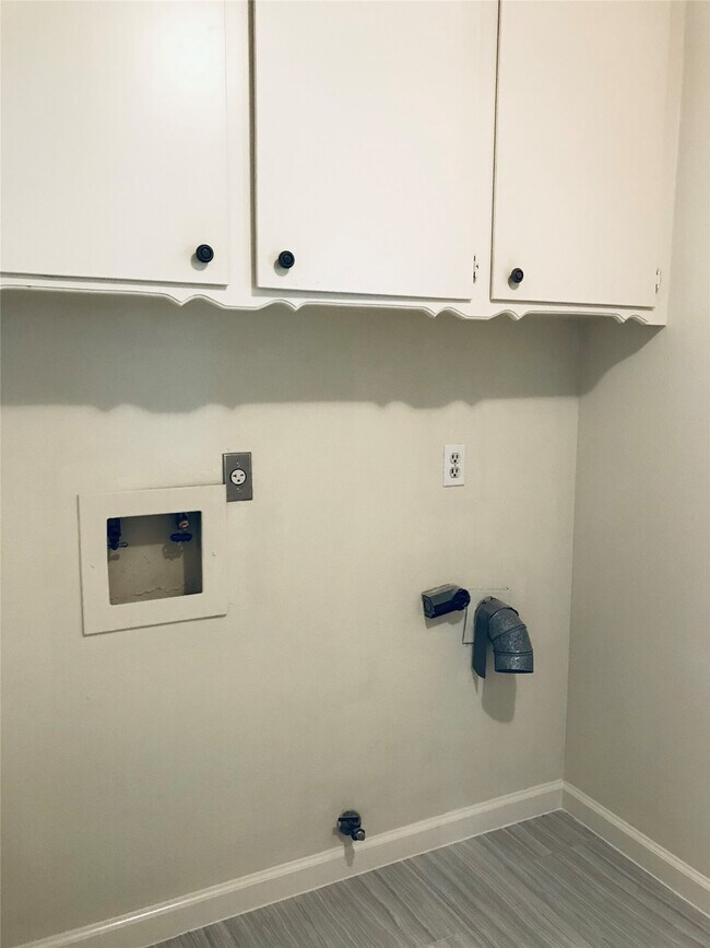 Building Photo - 3110 Springhill Dr