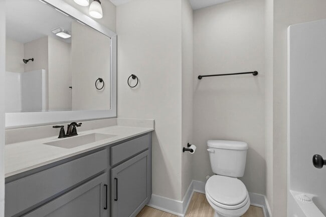 Building Photo - Townhome in Hampstead!