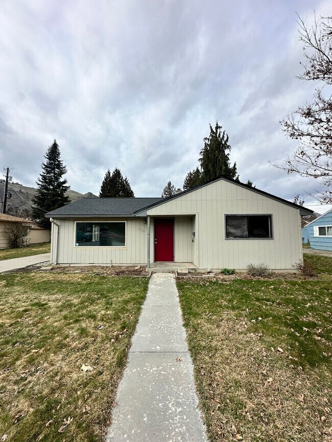 Building Photo - Fully Renovated 3 Bedroom Home