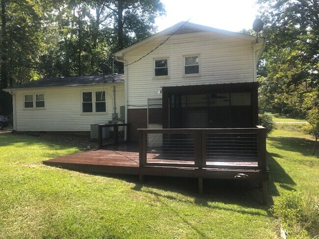 Building Photo - Travelers Rest !! 3 BR, 2 BA with Great Living Space - Den, Bonus Room, Primary Suite has a HUGE ...