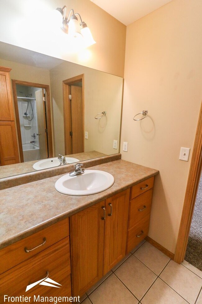 Building Photo - Amazing 3 bedroom 2.5 bathroom duplex in a quiet neighborhood!