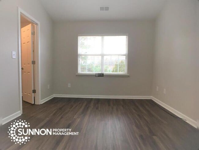 Building Photo - Beautiful End Unit Townhome in Mallard Creek!