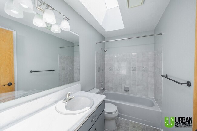 Building Photo - Spacious 4 bedroom and 3 bathroom house fo...