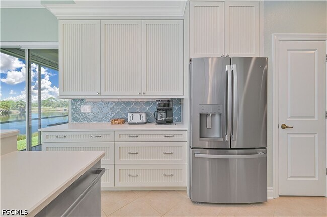 Building Photo - 5000 Royal Shores Dr