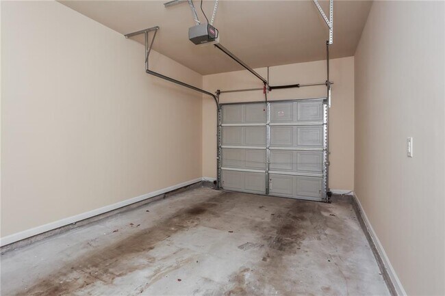 Building Photo - 2860 Ridgeview Dr