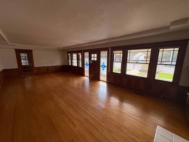 Building Photo - Classic vintage home walking distance to downtown Visalia!