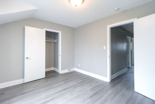Building Photo - Spacious 3 Bedroom Sunnyside Duplex