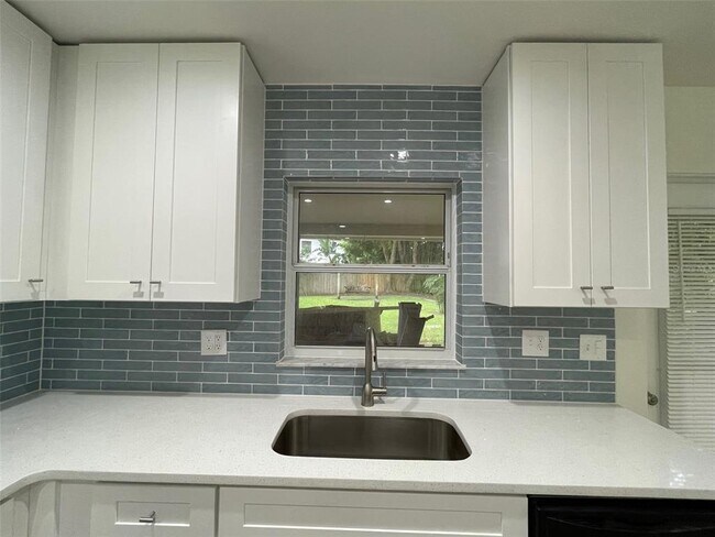 Building Photo - 1012 Lake Weldona Dr