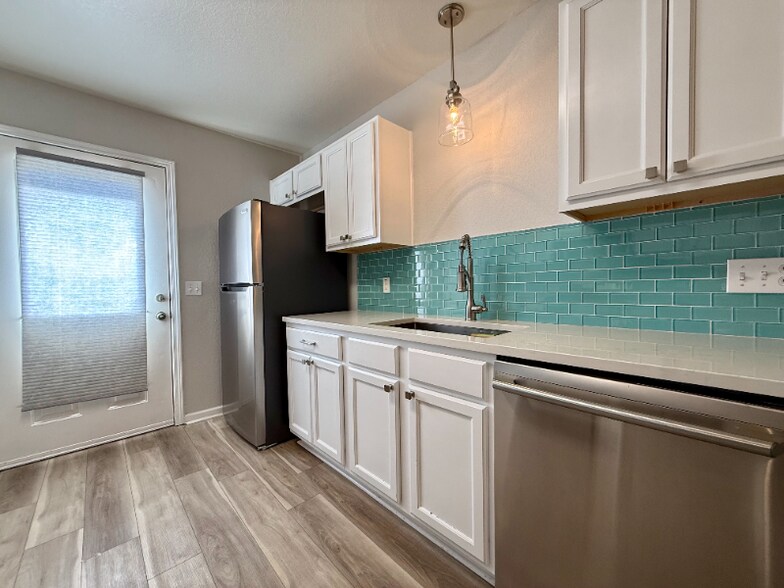 Building Photo - 1000 Airport Rd