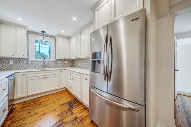 Building Photo - 2316 W Beach Dr