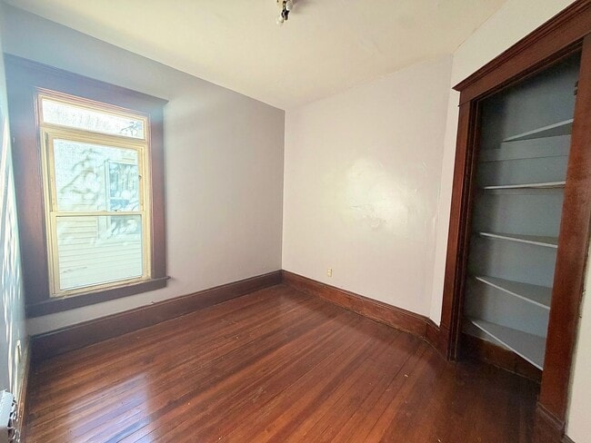 Building Photo - 1123 W Belden Ave
