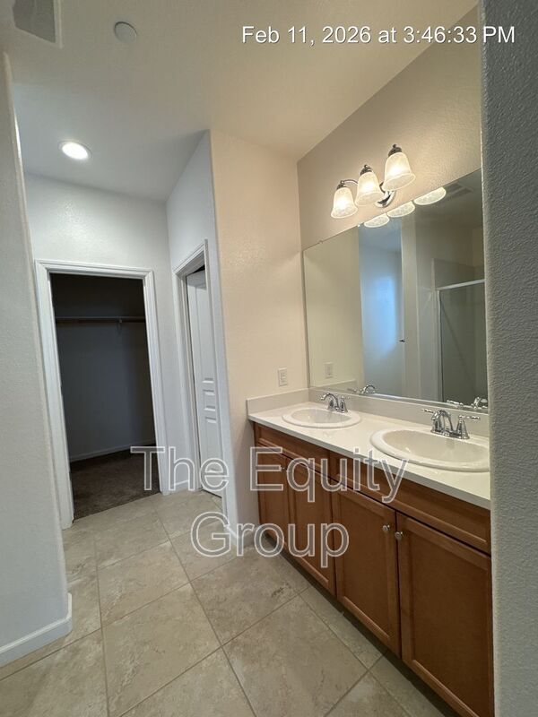 Building Photo - 4418 W Robin Ave