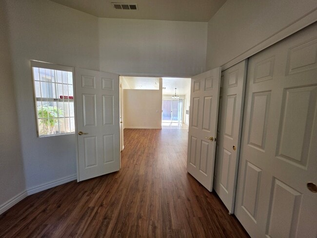 Building Photo - Beautiful Single Story Home