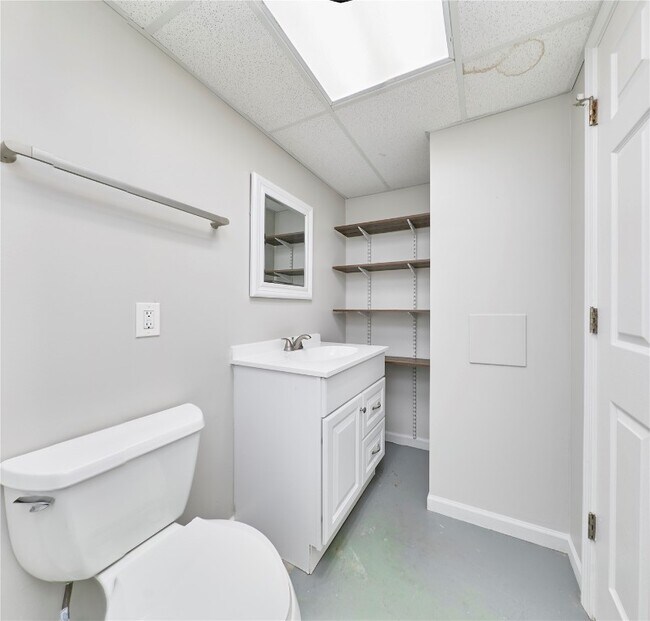 Building Photo - 2402 Savoy Dr