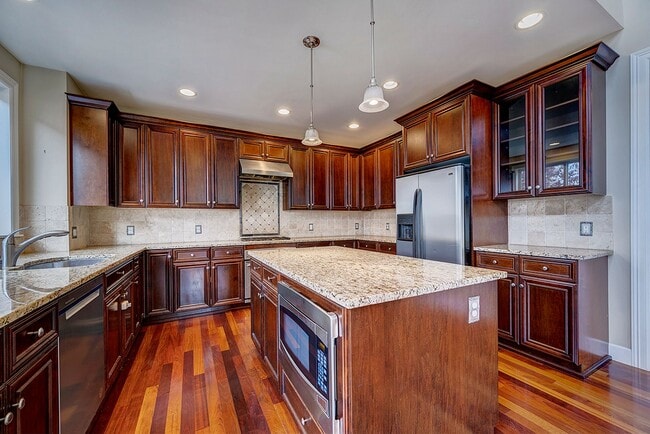 Building Photo - Beautiful Custom Craftsman style home in Kirkland