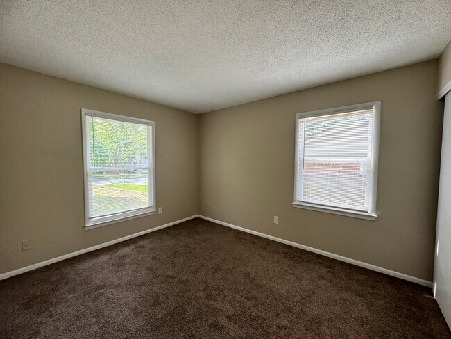 Building Photo - Charming 3 BR 1.5BA Brick & Vinyl Ranch