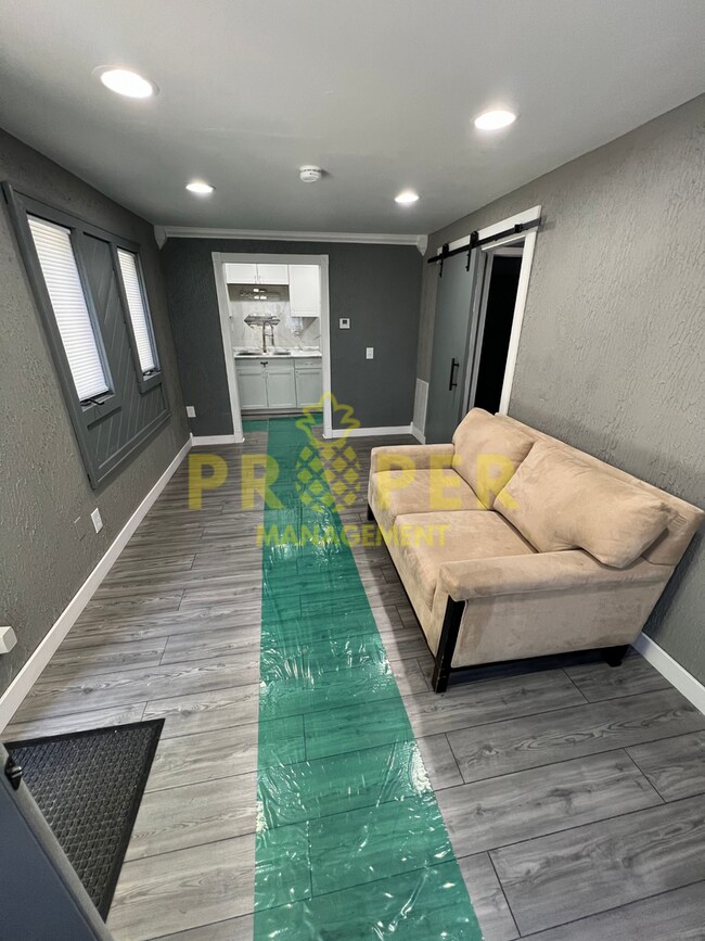 Building Photo - 1 bedroom 1 bathroom house