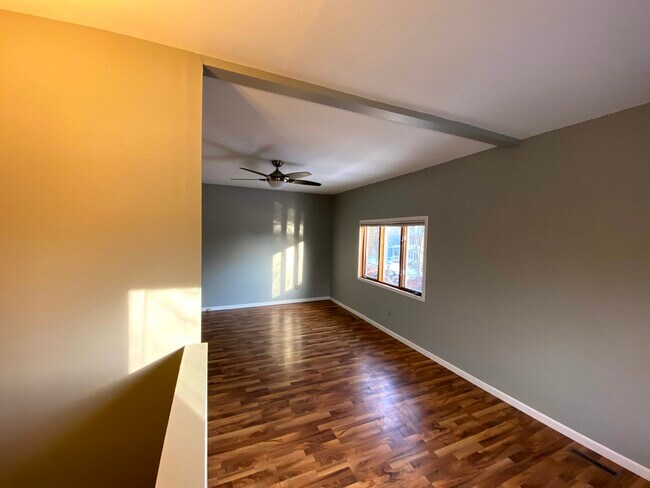 Building Photo - 669 Laurel Ave