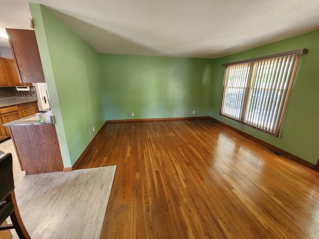 Building Photo - Beaufiful 3 bedroom rancher with attached ...