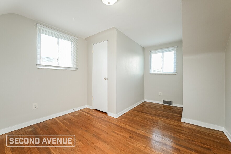 Building Photo - 1031 Greenlawn Dr