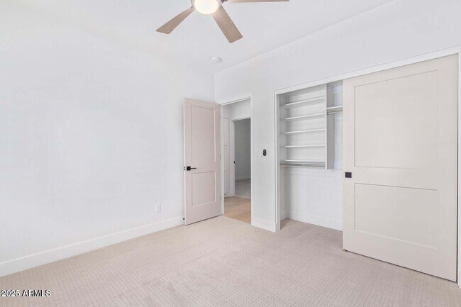 Building Photo - 5715 E Campo Bello Dr