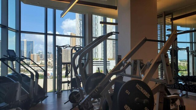 Building Photo - 1000 Auahi St #3913