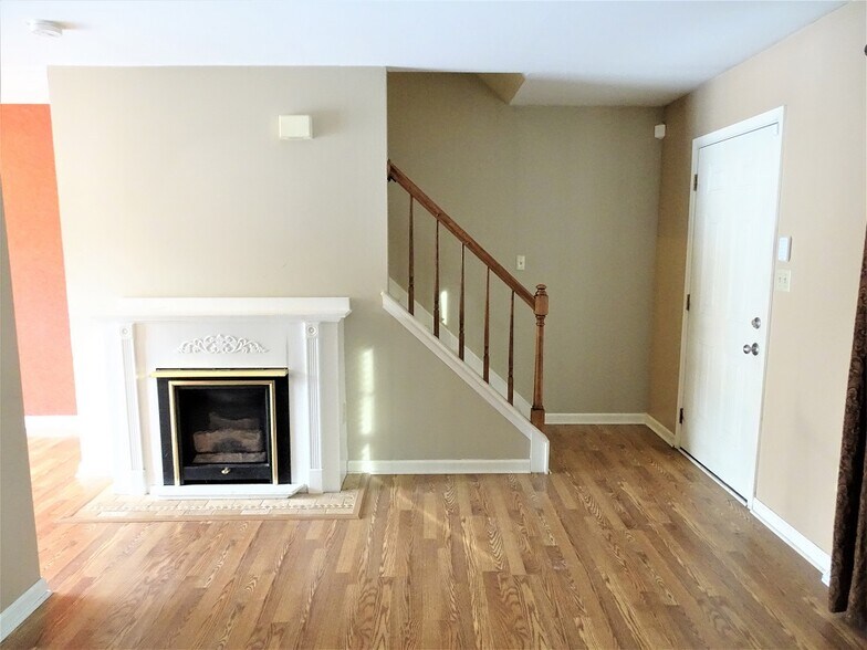 Building Photo - 137 Village Ct