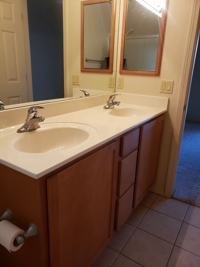 Building Photo - 2 bed / 2 bath - 2 car attached garage