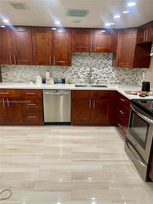 Building Photo - 6695 Racquet Club Dr