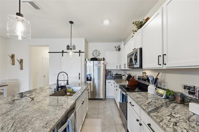 Building Photo - 32992 Major Oak Dr