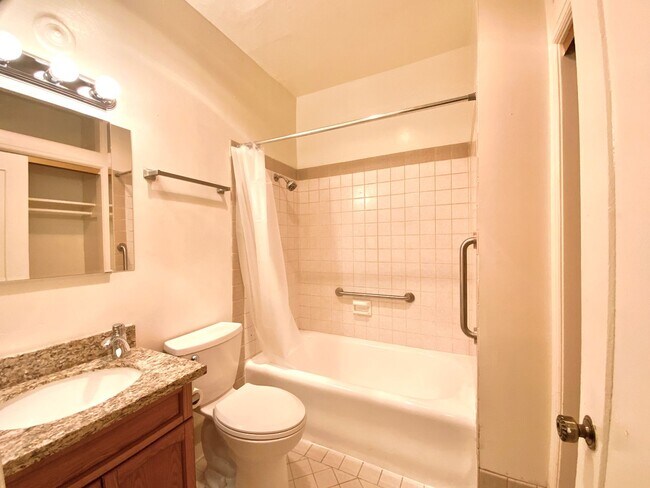 Building Photo - UPDATED 1BR! DISHWASHER! HARDWOOD! Laundry On-Site