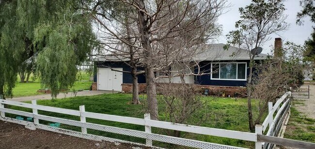 Building Photo - Country Living Byron/Tracy 3 Bedroom Count...