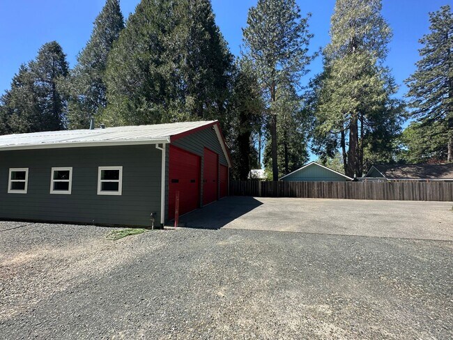 Building Photo - Newly Renovated 3 Bedroom 2 Bathroom Close to Town