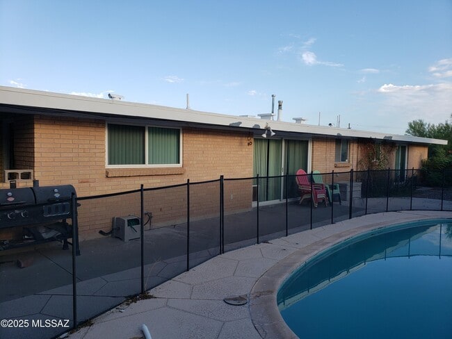 Building Photo - 5520 N Bonita Pl