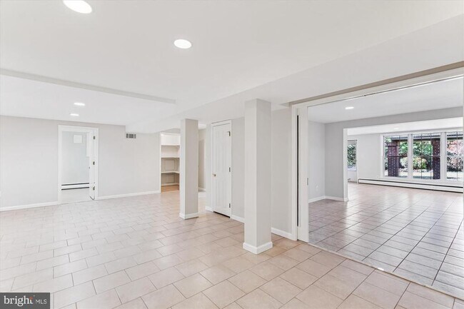 Building Photo - 5813 Midhill St