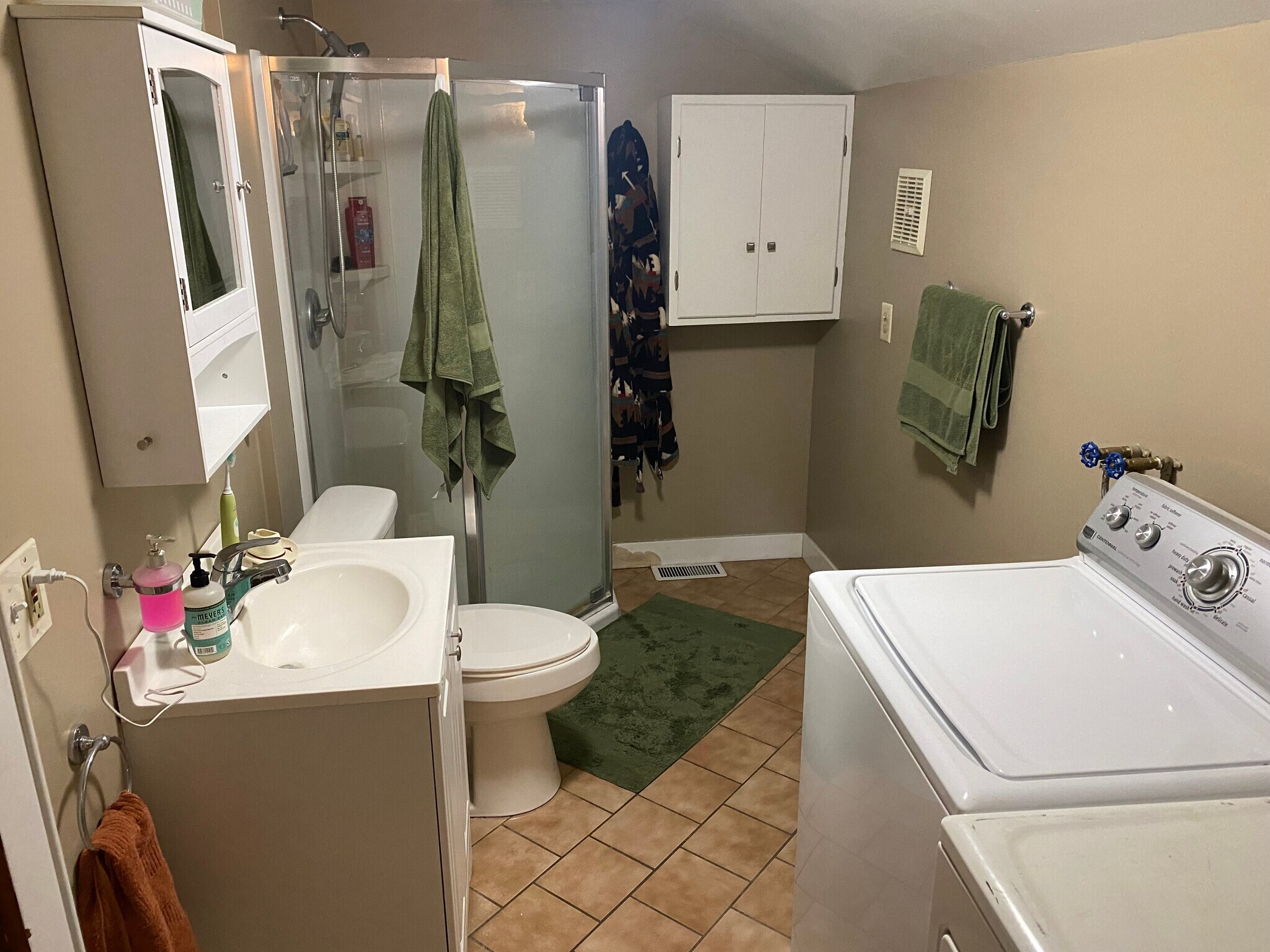 Building Photo - 2617 Maple Ave NE