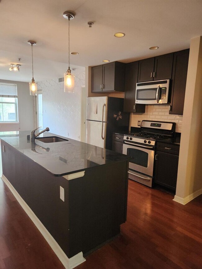 Building Photo - Spacious two bedroom two full bath in the heart of downtown!! AVAIL NOW!