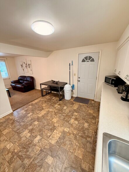 Building Photo - 310 Poplar St