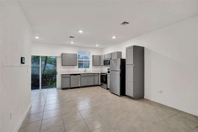 Building Photo - 376 NW 8th Ct