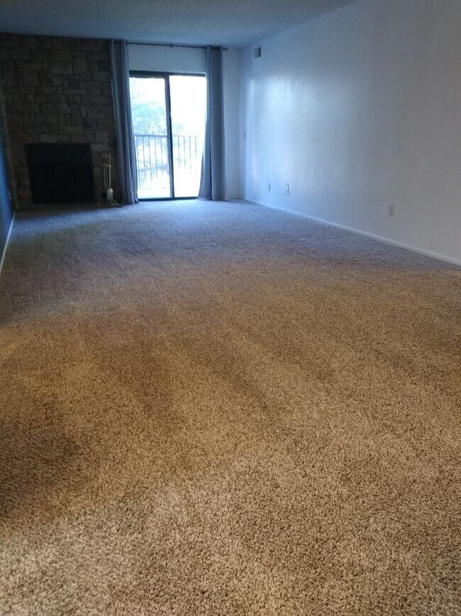 Building Photo - Awesome 2 Bedroom 2 Bath Condo w/ Garage P...