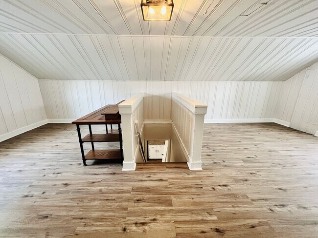 Building Photo - Three Bedroom Modern Farmhouse in Southern...