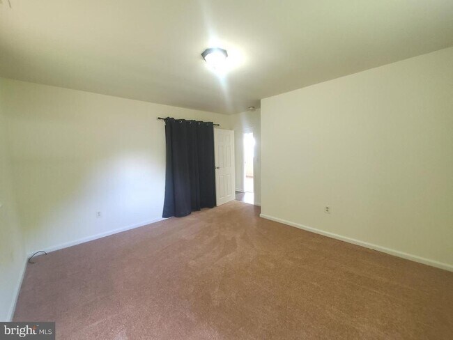 Building Photo - 161 Cooper Rd