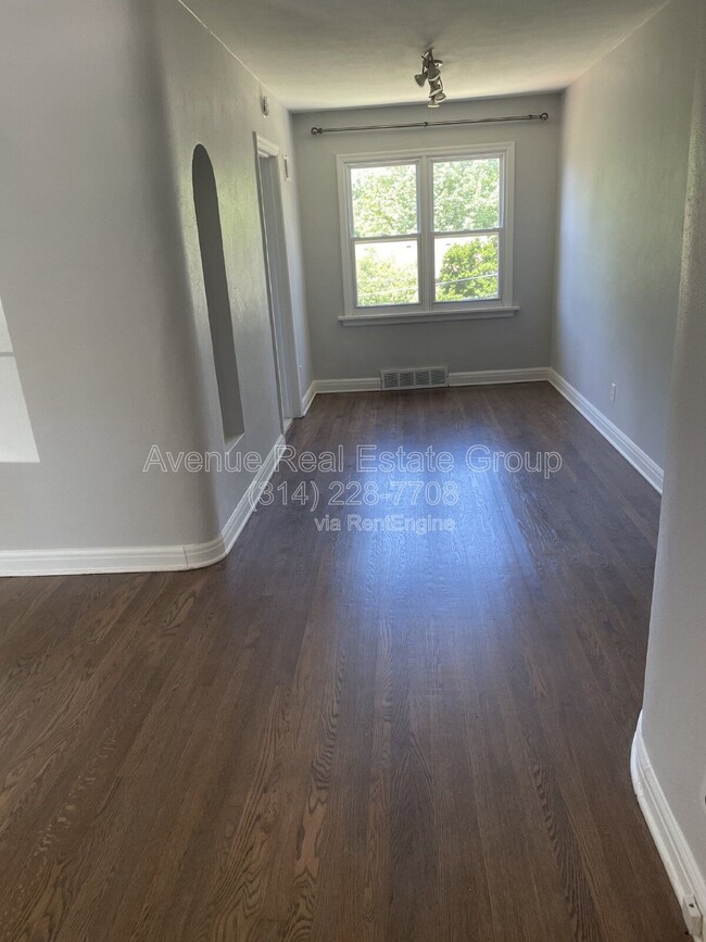 Building Photo - 425 Bismark Ave