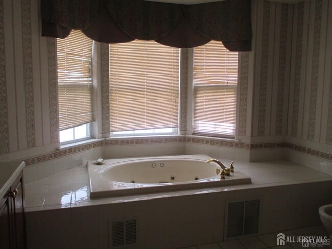 Building Photo - 103 Tived Ln E