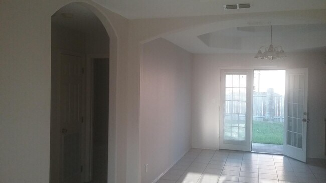 Living room - 2121 Fountain View Ct